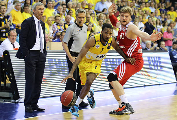 他在中场的 他在中场的