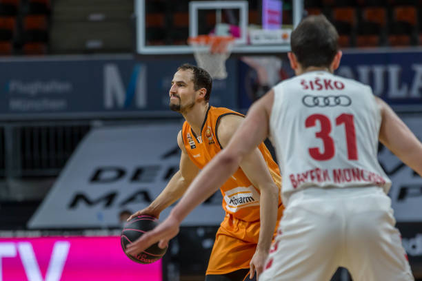 们将同时首 们将同时首